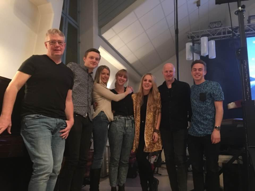 Noomi Ax med vänner